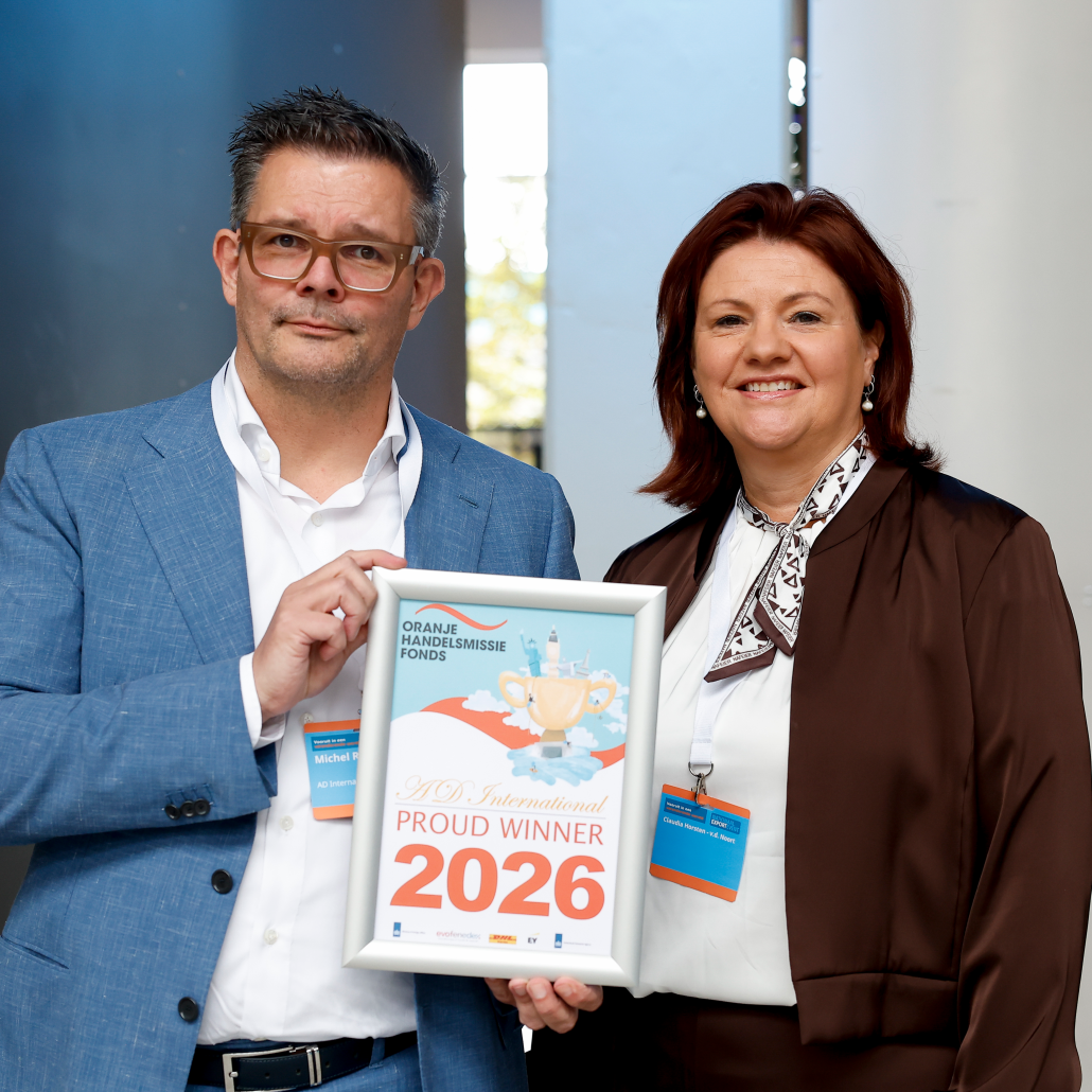 Claudia Horsten and Michel Ruigendijk nemen de prijs in ontvangs van Oranje Handelsmissiefonds