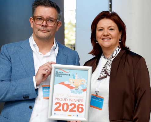 Claudia Horsten and Michel Ruigendijk receive award at Oranje Handelsmissie